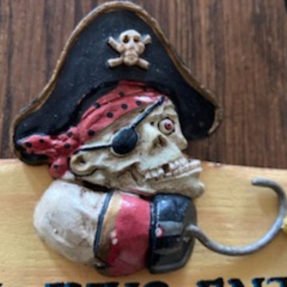 5/20🔴NWT HP All Who Enter Must Surrender The Booty”Wooden Sign Decor.S. Cruz CA - Picture 4 of 8